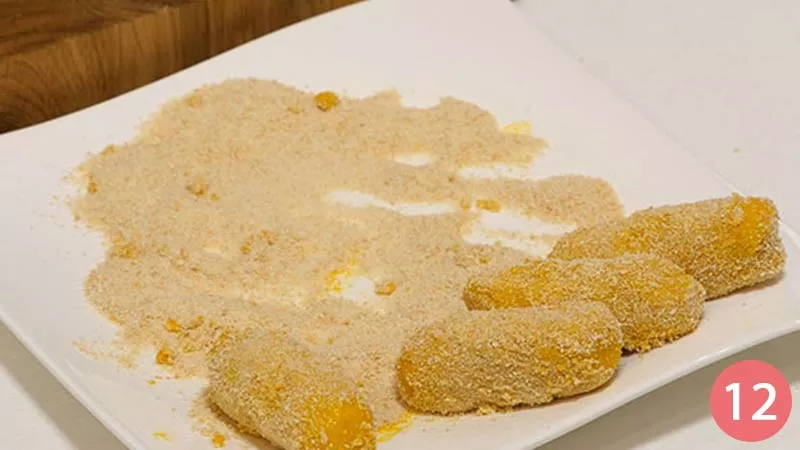 Tuffiamo le varie crocchette nell'uovo e subito dopo le rotoliamo nel pangrattato, premendo un po’ con la mano per far aderire bene la copertura.